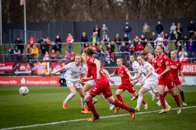 1. Frauen-Bundesliga; 1. FC Koeln vs. FC Bayern Muenchen, 18.03.2023 Strafraumszene waehrend der Begegnung 1. FC Koeln vs. FC Bayern Muenchen an Spieltag 15 der Frauen-Fussball-Bundesliga am 18.03.2023 im Franz-Kremer-Stadion in Koeln (Nordrhein-Westfalen). Links Glodis Perla Viggosdottir (FC Bayern Muenchen, 4), rechts Franziska Kett (FC Bayern Muenchen, 20). DFL REGULATIONS PROHIBIT ANY USE OF PHOTOGRAPHS AS IMAGE SEQUENCES AND OR QUASI-VIDEO. Copyright: xBEAUTIFULxSPORTS AxelxKohringx