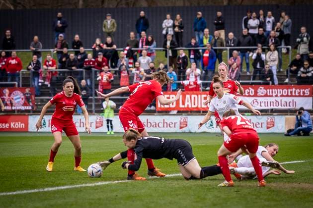 1. Frauen-Bundesliga; 1. FC Koeln vs. FC Bayern Muenchen, 18.03.2023 Torhueterin Manon Klett (1, 1. FC Koeln) hat den Ball waehrend der Begegnung 1. FC Koeln vs. FC Bayern Muenchen an Spieltag 15 der Frauen-Fussball-Bundesliga am 18.03.2023 im Franz-Kremer-Stadion in Koeln (Nordrhein-Westfalen). Links Manjou Wilde (7, 1. FC Koeln), DFL REGULATIONS PROHIBIT ANY USE OF PHOTOGRAPHS AS IMAGE SEQUENCES AND OR QUASI-VIDEO. Copyright: xBEAUTIFULxSPORTS AxelxKohringx