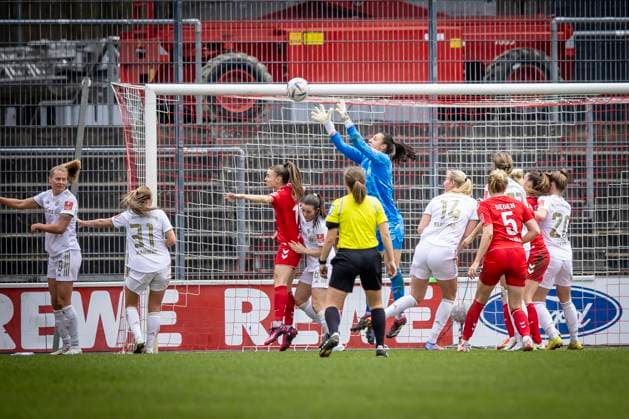 1. Frauen-Bundesliga; 1. FC Koeln vs. FC Bayern Muenchen, 18.03.2023 Torhueterin Maria-Luisa Grohs (FC Bayern Muenchen, 22) haelt den Eckball der Koelnerinnen sicher waehrend der Begegnung 1. FC Koeln vs. FC Bayern Muenchen an Spieltag 15 der Frauen-Fussball-Bundesliga am 18.03.2023 im Franz-Kremer-Stadion in Koeln (Nordrhein-Westfalen). DFL REGULATIONS PROHIBIT ANY USE OF PHOTOGRAPHS AS IMAGE SEQUENCES AND OR QUASI-VIDEO. Copyright: xBEAUTIFULxSPORTS AxelxKohringx