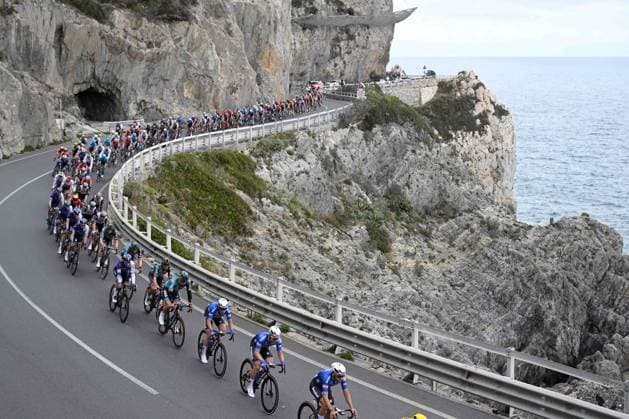 Bilder des Jahres 2023, Sport 03 März Sport Themen der Woche KW11 SANREMO, ITALY - MARCH 18 : Illustration picture of the peloton with riders of Alpecin-Deceuninck riding by the Italian Riviera of Flowers during the UCI WorldTour 114th Milan - Sanremo cycling race with start in Abbiategrasso and finish at the Via Roma in Sanremo on March 18, 2023 in Sanremo, Italy, 18 03 2023 ( Motordriver Kim Tiebergyn - 2023 Milan - Sanremo UCI WorldTour cycling race PhotoNews Panoramic 