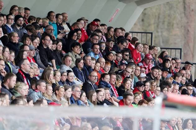1.FC Köln vs. Bayern München, Fussball Frauen, 1. Bundesliga, Fans auf der voll besetzten Haupttribüne (1. FC Köln), Bild: , 18.03.2023