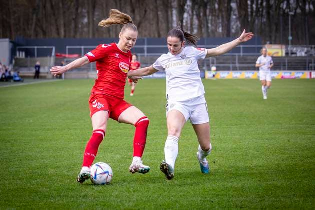 1. Frauen-Bundesliga; 1. FC Koeln vs. FC Bayern Muenchen, 18.03.2023 Weronika Zaistowska (24, 1. FC Koeln), Tuva Hansen (FC Bayern Muenchen, 6) waehrend der Begegnung 1. FC Koeln vs. FC Bayern Muenchen an Spieltag 15 der Frauen-Fussball-Bundesliga am 18.03.2023 im Franz-Kremer-Stadion in Koeln (Nordrhein-Westfalen). DFL REGULATIONS PROHIBIT ANY USE OF PHOTOGRAPHS AS IMAGE SEQUENCES AND OR QUASI-VIDEO. Copyright: xBEAUTIFULxSPORTS AxelxKohringx