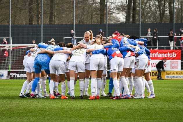 18.03.2023, GER, Fußball, FLYERALARM Frauen-Bundesliga 2022 2023, 1. FC Köln - FC Bayern München Spielerinnen von Bayern München in einem schwören sich im Teamkreis vor dem Spiel nochmals ein. Köln Franz-Kremer-Stadion Nordrhein-Westfalen Deutschland