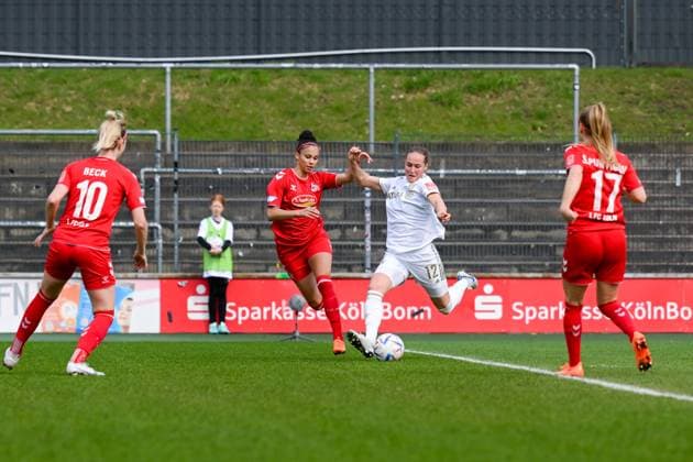 18.03.2023, GER, Fußball, FLYERALARM Frauen-Bundesliga 2022 2023, 1. FC Köln - FC Bayern München Sydney Lohmann (12 Bayern München) mit einem Torschuss. Köln Franz-Kremer-Stadion Nordrhein-Westfalen Deutschland