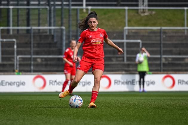 18.03.2023, GER, Fußball, FLYERALARM Frauen-Bundesliga 2022 2023, 1. FC Köln - FC Bayern München Manjou Wilde (Köln) passt den Balll. Köln Franz-Kremer-Stadion Nordrhein-Westfalen Deutschland