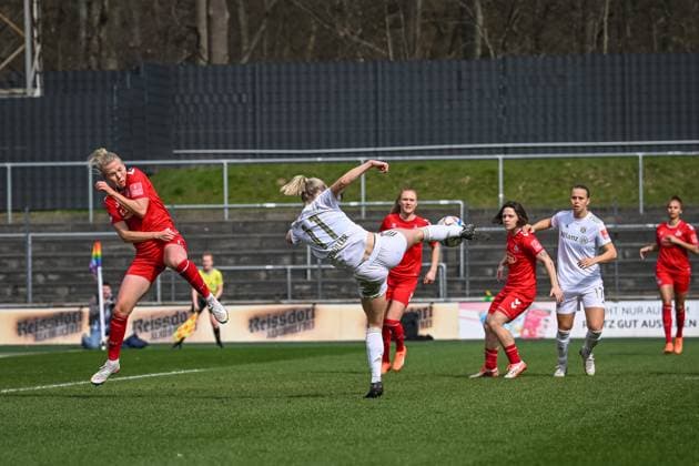 18.03.2023, GER, Fußball, FLYERALARM Frauen-Bundesliga 2022 2023, 1. FC Köln - FC Bayern München Lea Schüller (11 Bayern München) mit einem Schuss aufs Tor. Köln Franz-Kremer-Stadion Nordrhein-Westfalen Deutschland
