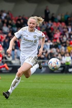 18.03.2023, GER, Fußball, FLYERALARM Frauen-Bundesliga 2022 2023, 1. FC Köln - FC Bayern München Lea Schüller (11 Bayern München) peilt den Ball an. Köln Franz-Kremer-Stadion Nordrhein-Westfalen Deutschland