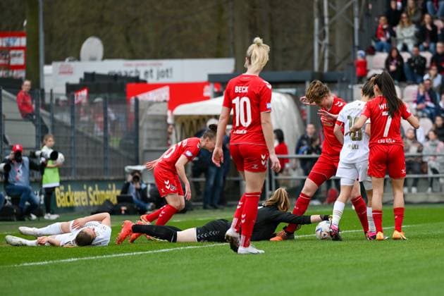 18.03.2023, GER, Fußball, FLYERALARM Frauen-Bundesliga 2022 2023, 1. FC Köln - FC Bayern München Manon Klett (schwarzes Trikot, Köln) hält den Ball fest. Köln Franz-Kremer-Stadion Nordrhein-Westfalen Deutschland
