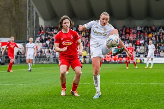 18.03.2023, GER, Fußball, FLYERALARM Frauen-Bundesliga 2022 2023, 1. FC Köln - FC Bayern München Georgia Stanway (weißes Trikot, Bayern München) mit der Ballannahme. Köln Franz-Kremer-Stadion Nordrhein-Westfalen Deutschland