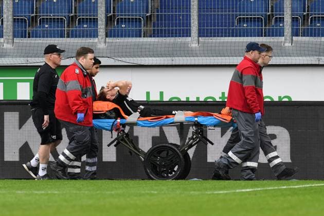 Sport Themen der Woche KW11 Luca Stellwagen ( SV Verl ) muss verletzt ausgewechselt werden. GER, MSV Duisburg vs SC Verl, Fussball, 3. Liga, 28. Spieltag, Spielzeit 2022 2023, 18.03.2023 DFL DFB REGULATIONS PROHIBIT ANY USE OF PHOTOGRAPHS AS IMAGE SEQUENCES AND OR QUASI-VIDEO GER, MSV Duisburg vs SC Verl, Fussball, 3. Liga, 28. Spieltag, Spielzeit 2022 2023, 18.03.2023 Duisburg *** Luca Stellwagen SV Verl must be replaced injured GER, MSV Duisburg vs SC Verl, Football, 3 Liga, Matchday 28, Season 2022 2023, 18 03 2023 DFL DFB REGULATES PROHIBIT ANY USE OF PHOTOGRAPHS AS IMAGE SEQUENCES AND OR QUASI VIDEO GER, MSV Duisburg vs SC Verl, Football, 3 Liga, Matchday 28, Season 2022 2023, 18 03 2023 Duisburg Copyright: xEibner-Pressefoto ThomasxThienelx EP_TTL