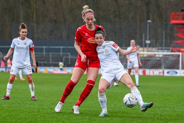 18.03.2023, GER, Fußball, FLYERALARM Frauen-Bundesliga 2022 2023, 1. FC Köln - FC Bayern München Sharon Beck (rotes Trikot, Köln) und Tuva Hansen (weißes Trikot, Bayern München) im Zweikampf. Köln Franz-Kremer-Stadion Nordrhein-Westfalen Deutschland