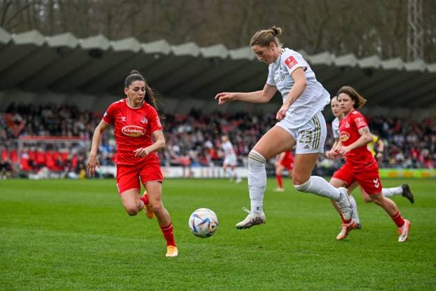 18.03.2023, GER, Fußball, FLYERALARM Frauen-Bundesliga 2022 2023, 1. FC Köln - FC Bayern München Karolina Lea Vilhjalmsdottir (23 Bayern München) nimmt den Ball im Sprung an. Köln Franz-Kremer-Stadion Nordrhein-Westfalen Deutschland