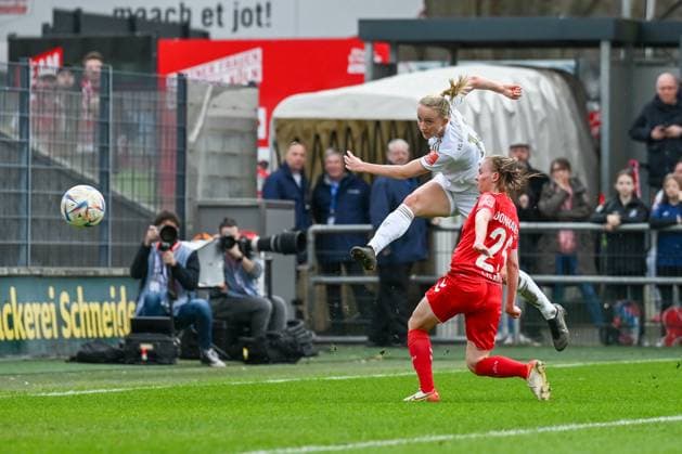 18.03.2023, GER, Fußball, FLYERALARM Frauen-Bundesliga 2022 2023, 1. FC Köln - FC Bayern München Lea Schüller (weißes Trikot, Bayern München) mit einem Torschuss. Köln Franz-Kremer-Stadion Nordrhein-Westfalen Deutschland