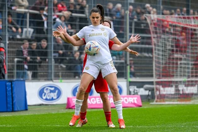 18.03.2023, GER, Fußball, FLYERALARM Frauen-Bundesliga 2022 2023, 1. FC Köln - FC Bayern München Jovana Damnjanovic (9 Bayern München) schirmt den Ball vor Ally Gudorf (Köln) ab. Köln Franz-Kremer-Stadion Nordrhein-Westfalen Deutschland