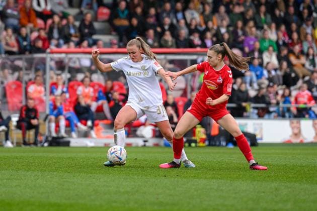 18.03.2023, GER, Fußball, FLYERALARM Frauen-Bundesliga 2022 2023, 1. FC Köln - FC Bayern München Georgia Stanway (31 Bayern München) und Alena Bienz (11 Köln) im Zweikampf. Köln Franz-Kremer-Stadion Nordrhein-Westfalen Deutschland