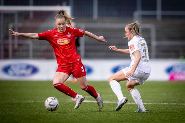 1. Frauen-Bundesliga; 1. FC Koeln vs. FC Bayern Muenchen, 18.03.2023 Weronika Zaistowska (24, 1. FC Koeln), Georgia Stanway (FC Bayern Muenchen, 31) waehrend der Begegnung 1. FC Koeln vs. FC Bayern Muenchen an Spieltag 15 der Frauen-Fussball-Bundesliga am 18.03.2023 im Franz-Kremer-Stadion in Koeln (Nordrhein-Westfalen). DFL REGULATIONS PROHIBIT ANY USE OF PHOTOGRAPHS AS IMAGE SEQUENCES AND OR QUASI-VIDEO. Copyright: xBEAUTIFULxSPORTS AxelxKohringx