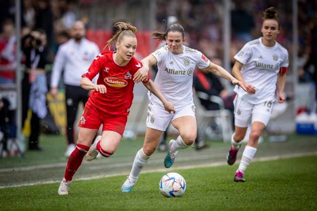 1. Frauen-Bundesliga; 1. FC Koeln vs. FC Bayern Muenchen, 18.03.2023 Zweikampf zwischen Weronika Zaistowska (24, 1. FC Koeln), Tuva Hansen (FC Bayern Muenchen, 6) waehrend der Begegnung 1. FC Koeln vs. FC Bayern Muenchen an Spieltag 15 der Frauen-Fussball-Bundesliga am 18.03.2023 im Franz-Kremer-Stadion in Koeln (Nordrhein-Westfalen). DFL REGULATIONS PROHIBIT ANY USE OF PHOTOGRAPHS AS IMAGE SEQUENCES AND OR QUASI-VIDEO. Copyright: xBEAUTIFULxSPORTS AxelxKohringx