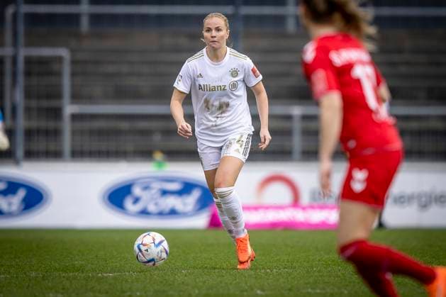 1. Frauen-Bundesliga; 1. FC Koeln vs. FC Bayern Muenchen, 18.03.2023 Glodis Perla Viggosdottir (FC Bayern Muenchen, 4) waehrend der Begegnung 1. FC Koeln vs. FC Bayern Muenchen an Spieltag 15 der Frauen-Fussball-Bundesliga am 18.03.2023 im Franz-Kremer-Stadion in Koeln (Nordrhein-Westfalen). DFL REGULATIONS PROHIBIT ANY USE OF PHOTOGRAPHS AS IMAGE SEQUENCES AND OR QUASI-VIDEO. Copyright: xBEAUTIFULxSPORTS AxelxKohringx