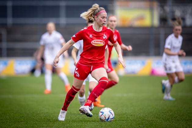 1. Frauen-Bundesliga; 1. FC Koeln vs. FC Bayern Muenchen, 18.03.2023 Sharon Beck (10, 1. FC Koeln) waehrend der Begegnung 1. FC Koeln vs. FC Bayern Muenchen an Spieltag 15 der Frauen-Fussball-Bundesliga am 18.03.2023 im Franz-Kremer-Stadion in Koeln (Nordrhein-Westfalen). DFL REGULATIONS PROHIBIT ANY USE OF PHOTOGRAPHS AS IMAGE SEQUENCES AND OR QUASI-VIDEO. Copyright: xBEAUTIFULxSPORTS AxelxKohringx