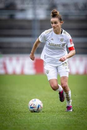 1. Frauen-Bundesliga; 1. FC Koeln vs. FC Bayern Muenchen, 18.03.2023 Lina Magull (FC Bayern Muenchen, 16) waehrend der Begegnung 1. FC Koeln vs. FC Bayern Muenchen an Spieltag 15 der Frauen-Fussball-Bundesliga am 18.03.2023 im Franz-Kremer-Stadion in Koeln (Nordrhein-Westfalen). DFL REGULATIONS PROHIBIT ANY USE OF PHOTOGRAPHS AS IMAGE SEQUENCES AND OR QUASI-VIDEO. Copyright: xBEAUTIFULxSPORTS AxelxKohringx