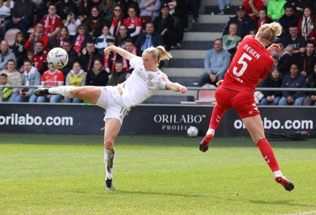 Lea Schüller (Bayern), Celina Degen (Köln), 1. FC Köln - FC Bayern München, Flyeralarm Frauen Bundesliga, 15. Spieltag, Köln, Deutschland, 18.03.2023.