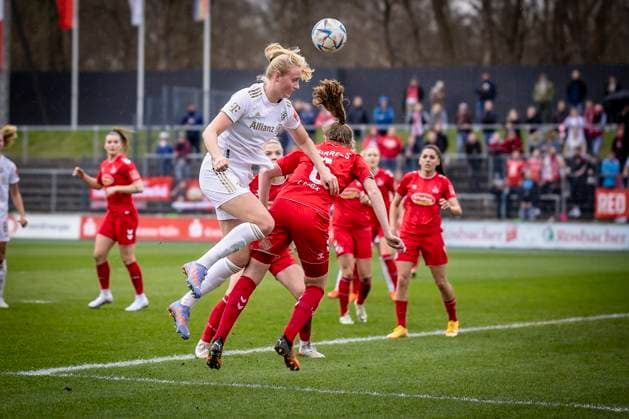 1. Frauen-Bundesliga; 1. FC Koeln vs. FC Bayern Muenchen, 18.03.2023 Emilie Bragstad (FC Bayern Muenchen, 14) und Myrthe Moorrees (6, 1. FC Koeln) im Kupfballduell im Strafraum waehrend der Begegnung 1. FC Koeln vs. FC Bayern Muenchen an Spieltag 15 der Frauen-Fussball-Bundesliga am 18.03.2023 im Franz-Kremer-Stadion in Koeln (Nordrhein-Westfalen). DFL REGULATIONS PROHIBIT ANY USE OF PHOTOGRAPHS AS IMAGE SEQUENCES AND OR QUASI-VIDEO. Copyright: xBEAUTIFULxSPORTS AxelxKohringx