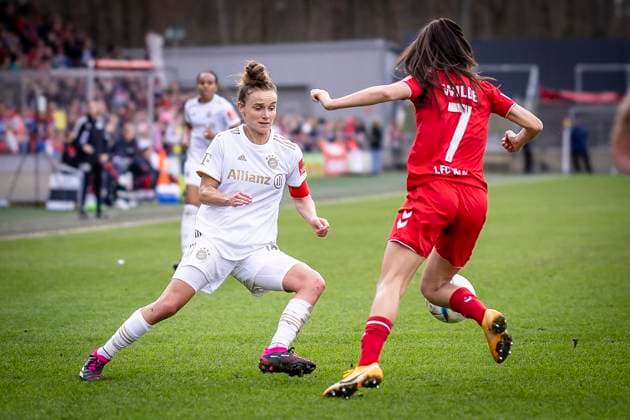 1. Frauen-Bundesliga; 1. FC Koeln vs. FC Bayern Muenchen, 18.03.2023 Lina Magull (FC Bayern Muenchen, 16), Manjou Wilde (7, 1. FC Koeln) waehrend der Begegnung 1. FC Koeln vs. FC Bayern Muenchen an Spieltag 15 der Frauen-Fussball-Bundesliga am 18.03.2023 im Franz-Kremer-Stadion in Koeln (Nordrhein-Westfalen). DFL REGULATIONS PROHIBIT ANY USE OF PHOTOGRAPHS AS IMAGE SEQUENCES AND OR QUASI-VIDEO. Copyright: xBEAUTIFULxSPORTS AxelxKohringx