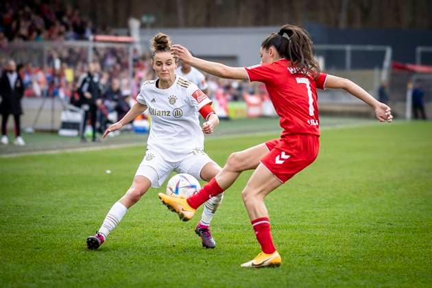 1. Frauen-Bundesliga; 1. FC Koeln vs. FC Bayern Muenchen, 18.03.2023 Lea Schueller (FC Bayern Muenchen, 11) waehrend der Begegnung 1. FC Koeln vs. FC Bayern Muenchen an Spieltag 15 der Frauen-Fussball-Bundesliga am 18.03.2023 im Franz-Kremer-Stadion in Koeln (Nordrhein-Westfalen). DFL REGULATIONS PROHIBIT ANY USE OF PHOTOGRAPHS AS IMAGE SEQUENCES AND OR QUASI-VIDEO. Copyright: xBEAUTIFULxSPORTS AxelxKohringx