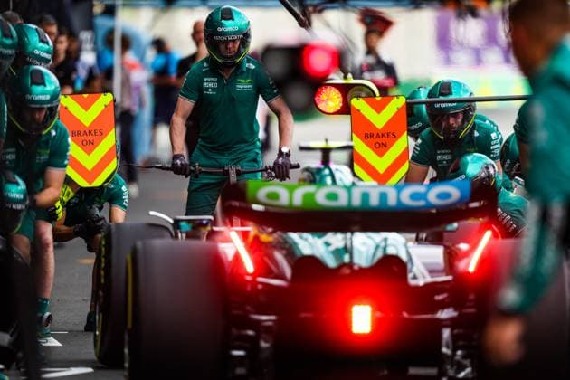Aston Martin F1 Team AMR23, mechanics during a pitstop during the Formula 1 STC Saudi Arabian Grand Prix 2023, 2nd round of the 2023 Formula One World Championship, WM, Weltmeisterschaft from March 17 to 19, 2023 on the Jeddah Corniche Circuit, in Jeddah, Saudi Arabia - F1 - SAUDI ARABIAN GRAND PRIX 2023 DPPI Panoramic  20230318_GOOD8491
