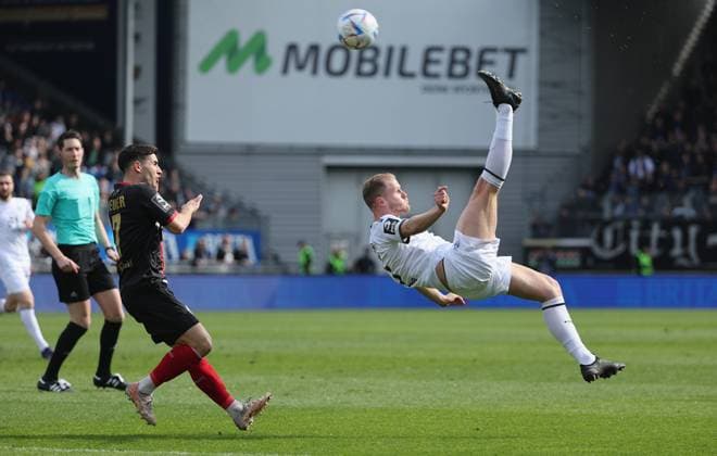 Sport Themen der Woche KW11 18.03.2023, xdcx, Fussball 3. Liga, SV Wehen Wiesbaden - SV Waldhof Mannheim, emspor, bespor, sespor, v.l., Robin Heußer (SV Wehen Wiesbaden), Marcel Seegert (SV Waldhof Mannheim) DFL DFB REGULATIONS PROHIBIT ANY USE OF PHOTOGRAPHS AS IMAGE SEQUENCES AND OR QUASI-VIDEO. *** 18 03 2023, xdcx, football 3 league, SV Wehen Wiesbaden SV Waldhof Mannheim, emspor, bespor, sespor, v l , Robin Heußer SV Wehen Wiesbaden , Marcel Seegert SV Waldhof Mannheim DFL DFB REGULATIONS PROHIBIT ANY USE OF PHOTOGRAPHS AS IMAGE SEQUENCES AND OR QUASI VIDEO Copyright: HMBxMedia Claus