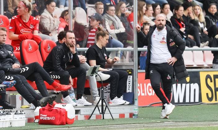 koelner Bank mit Trainer Sascha Michel Glass, 1. FC Koeln vs. FC Bayern Muenchen, 1. Flyar-Alarm-Frauen-Bundesliga, Fussball, 15. Spieltag, 18.03.2023, DFL REGULATIONS PROHIBIT ANY USE OF PHOTOGRAPHS AS IMAGE SEQUENCES AND OR QUASI-hVIDEO, 1. FC Koeln vs. FC Bayern Muenchen, 1. Flyar-Alarm-Frauen-Bundesliga, Fussball, 15. Spieltag, 18.03.2023, Koeln Copyright: xEibner-Pressefoto JoergxNiebergax EP_JNL