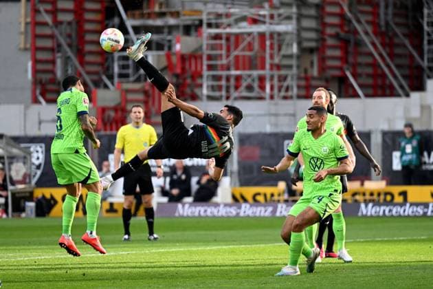 Bilder des Jahres 2023, Sport 03 März Sport Themen der Woche KW11 Sport Bilder des Tages 18.03.2023, Stuttgart, Germany, Mercedes Benz Arena, VfB Stuttgart vs VfL Wolfsburg - 1. Bundesliga, Paulo Otavio (VfL Wolfsburg), Tiago Barreiros de Melo Tomas (VfB Stuttgart) und Maxence Lacroix (VfL Wolfsburg) im Zweikampf (Foto H. Langer, H. Langer) DFB DFL REGULATIONS PROHIBIT ANY USE OF PHOTOGRAPHS AS IMAGE SEQUENCES AND OR QUASI-VIDEO. Stuttgart Mercedes Benz Arena Baden Wuerttemberg Germany *** 18 03 2023, Stuttgart, Germany, Mercedes Benz Arena, VfB Stuttgart vs VfL Wolfsburg 1 Bundesliga, Paulo Otavio VfL Wolfsburg , Tiago Barreiros de Melo Tomas VfB Stuttgart and Maxence Lacroix VfL Wolfsburg in duel Photo H Langer, H Langer DFB DFL REGULATIONS PROHIBIT ANY USE OF PHOTOGRAPHS AS IMAGE SEQUENCES AND OR QUASI VIDEO Stuttgart Mercedes Benz Arena Baden Wuerttemberg Germany  541_ VFBVFL20230318_051 Langer-541