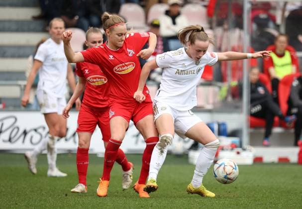 Sarah Puntigam (Köln), Franziska Kett (Bayern), 1. FC Köln - FC Bayern München, Flyeralarm Frauen Bundesliga, 15. Spieltag, Köln, Deutschland, 18.03.2023.