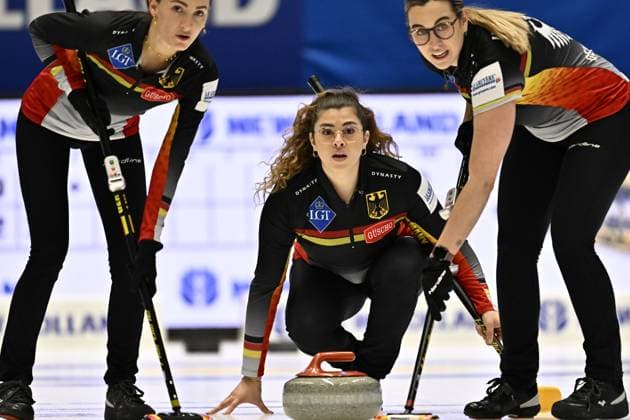 Sport Themen der Woche KW11 Sport Bilder des Tages SANDVIKEN 20230318 Tysklands Lena Kapp, Emira Abbes och Daniela Jentch i matchen mellan Tyskland och Skottland da damernas curling-VM inleds i Göransson Arena i Sandviken pa lördagen. SANDVIKEN SVERIGE x10030x *** SANDVIKEN 20230318 Germanys Lena Kapp, Emira Abbes and Daniela Jentch in the match between Germany and Scotland when the womens curling WC starts in Göransson Arena in Sandviken on Saturday SANDVIKEN SWEDEN x10030x,  Copyright: xJonasxEkströmer TTx CURLING-VM 2023