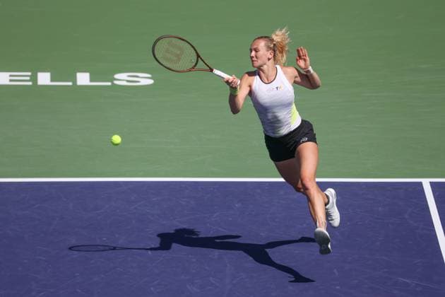 INDIAN WELLS, CA - MARCH 18: Katerina Siniakova (CZE) hits a forehand during the BNP Paribas Open on March 18, 2023 at the Indian Wells Tennis Garden in Indian Wells, CA. (Photo by George Walker Icon Sportswire) TENNIS: MAR 18 BNP Paribas Open Icon230318001
