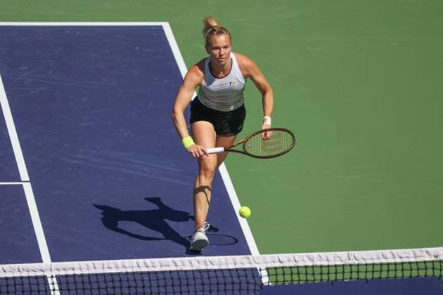 INDIAN WELLS, CA - MARCH 18: Katerina Siniakova (CZE) runs to the ball during the BNP Paribas Open on March 18, 2023 at the Indian Wells Tennis Garden in Indian Wells, CA. (Photo by George Walker Icon Sportswire) TENNIS: MAR 18 BNP Paribas Open Icon230318017