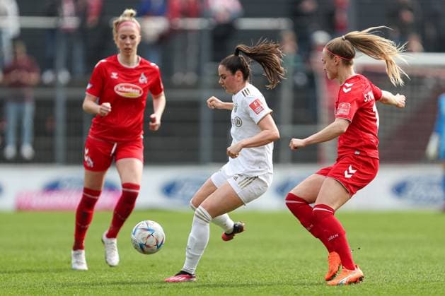Koeln, Deutschland, 18.03.2023: Sarah Zadrazil (FC Bayern München) und Sarah Puntigam (1. FC Koeln) im Zweikampf , beim Spiel der Flyeralarm Frauenbundesliga zwischen 1.FC Köln und FC Bayern München im Franz-Kremer-Stadion am 18. März 2023 in Köln. ( Koeln Franz-Kremer-Stadion Nordrhein-Westfalen Deutschland Copyright: xOliverxKaelkex