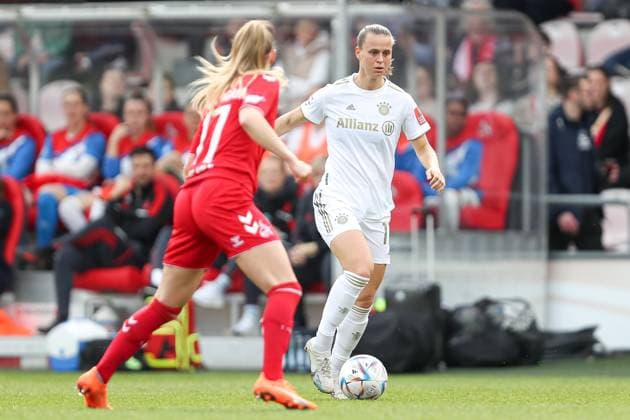 Koeln, Deutschland, 18.03.2023: Sarah Puntigam (1. FC Koeln) und Klara Buehl (FC Bayern München) im Zweikampf , beim Spiel der Flyeralarm Frauenbundesliga zwischen 1.FC Köln und FC Bayern München im Franz-Kremer-Stadion am 18. März 2023 in Köln. ( Koeln Franz-Kremer-Stadion Nordrhein-Westfalen Deutschland Copyright: xOliverxKaelkex