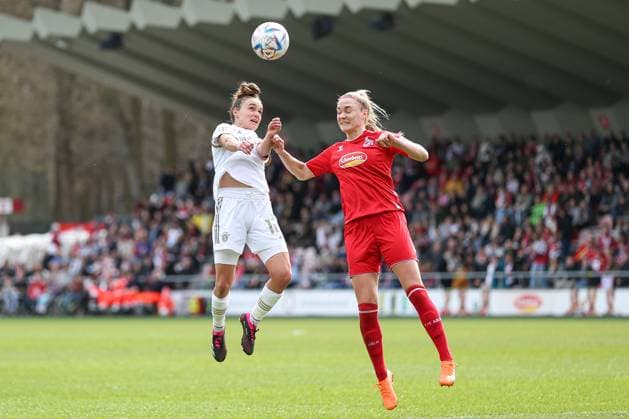 Koeln, Deutschland, 18.03.2023: Lina Magull (FC Bayern München) und Sarah Puntigam (1. FC Koeln) im Zweikampf , beim Spiel der Flyeralarm Frauenbundesliga zwischen 1.FC Köln und FC Bayern München im Franz-Kremer-Stadion am 18. März 2023 in Köln. ( Koeln Franz-Kremer-Stadion Nordrhein-Westfalen Deutschland Copyright: xOliverxKaelkex