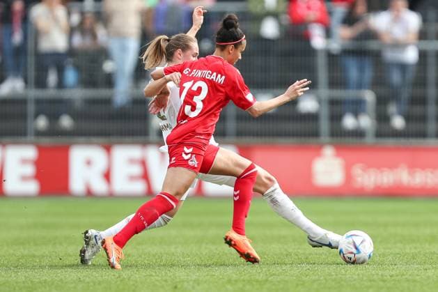 Koeln, Deutschland, 18.03.2023: Sydney Lohmann (FC Bayern München) und Genese Puntigam (1. FC Koeln) im Zweikampf , beim Spiel der Flyeralarm Frauenbundesliga zwischen 1.FC Köln und FC Bayern München im Franz-Kremer-Stadion am 18. März 2023 in Köln. ( Koeln Franz-Kremer-Stadion Nordrhein-Westfalen Deutschland Copyright: xOliverxKaelkex