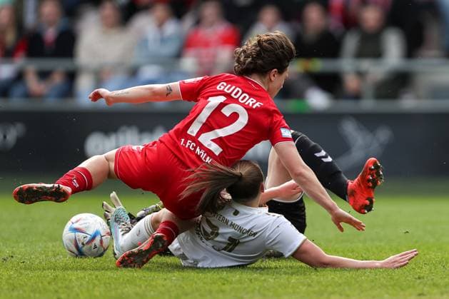 Koeln, Deutschland, 18.03.2023: Alicia-Sophie Gudorf (1. FC Koeln), Georgia Stanway (FC Bayern München) und Torfrau Manon Klett (1. FC Koeln) im Zweikampf , beim Spiel der Flyeralarm Frauenbundesliga zwischen 1.FC Köln und FC Bayern München im Franz-Kremer-Stadion am 18. März 2023 in Köln. ( Koeln Franz-Kremer-Stadion Nordrhein-Westfalen Deutschland Copyright: xOliverxKaelkex
