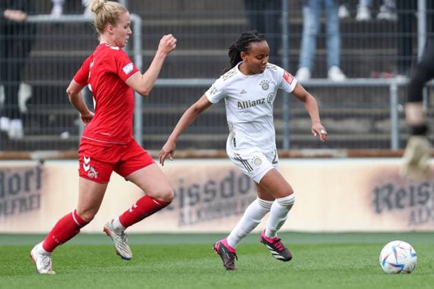 Koeln, Deutschland, 18.03.2023: Celina Degen (1. FC Koeln) und Evelyne Laurent (FC Bayern München) im Zweikampf , beim Spiel der Flyeralarm Frauenbundesliga zwischen 1.FC Köln und FC Bayern München im Franz-Kremer-Stadion am 18. März 2023 in Köln. ( Koeln Franz-Kremer-Stadion Nordrhein-Westfalen Deutschland Copyright: xOliverxKaelkex