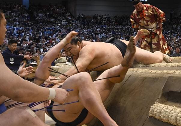 Bilder des Jahres 2023, Sport 03 März Sport Themen der Woche KW11 Sport Bilder des Tages Spring Grand Sumo Tournament Maegashira No. 1 Shodai (top) beats komusubi Wakamotoharu on the eighth day of the 15-day Spring Grand Sumo Tournament at Edion Arena Osaka in Osaka on March 19, 2023.  A14AA0001407707P 