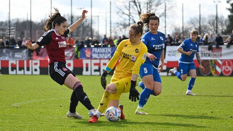19.03.2023 - Fussball - Frauen Damen - Saison 2022 2023 - 2. Bundesliga - 17. Spieltag: 1. FC Nürnberg FCN ( Club ) - SC Sand - Sportfoto Zink - regulations prohibit any use of photographs as image sequences and or quasi-video - Sophie Fournier (11, 1. FC Nürnberg FCN ) gegen Stella Busse (12, SC Sand ) Amelie Claire Bohnen (5, SC Sand ) auf dem Weg zum Treffer Tor Torschuß zum 1:0 -