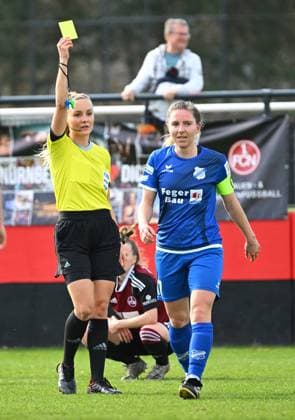 19.03.2023 - Fussball - Frauen Damen - Saison 2022 2023 - 2. Bundesliga - 17. Spieltag: 1. FC Nürnberg FCN ( Club ) - SC Sand - Sportfoto Zink - regulations prohibit any use of photographs as image sequences and or quasi-video - Fabienne Michel (Schiedsrichterin) zeigt Emily Evels (17, SC Sand ) gelbe Karte Gelb