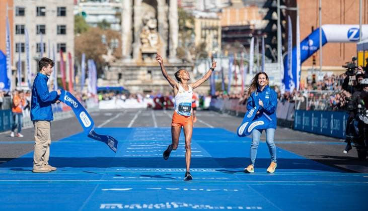 Bilder des Jahres 2023, Sport 03 März Sport Themen der Woche KW11 Zurich Marató Barcelona 2023; Barcelona Spanien, 19.03.2023 Zeineba YIMER WORKU ( 50) gewinnt die Frauen-Wertung des Barcelona-Marathon am 19.03.2023 in Barcelona (Spanien) *** Zurich Marató Barcelona 2023 Barcelona Spain, 19 03 2023 Zeineba YIMER WORKU 50 wins the womens classification of the Barcelona Marathon on 19 03 2023 in Barcelona Spain Copyright: xBEAUTIFULxSPORTS Meurerx