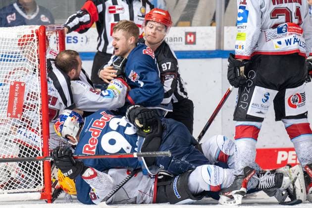 Sport Themen der Woche KW11 Schlaegerei vor dem Tor von Fischtown Pinguins Bremerhaven. Patrick Joseph Alber 50 (Fischtown Pinguins Bremerhaven), Maximilian Kastner 93 (EHC Red Bull Muenchen), Dominik Uher 26 (Fischtown Pinguins Bremerhaven), Jake Virtanen 21 (Fischtown Pinguins Bremerhafen), Scheidrichter mischen sich ein, EHC Red Bull Muenchen vs. Fischtown Pinguins Bremerhaven, Eishockey, DEL Playoffs, Viertelfinale, 19.3.2023 Muenchen Bayern Deutschland *** Brawl in front of the goal of Fischtown Pinguins Bremerhaven Patrick Joseph Alber 50 Fischtown Pinguins Bremerhaven , Maximilian Kastner 93 EHC Red Bull Muenchen , Dominik Uher 26 Fischtown Pinguins Bremerhaven , Jake Virtanen 21 Fischtown Pinguins Bremerhafen , referees interfere, EHC Red Bull Muenchen vs Fischtown Pinguins Bremerhaven, ice hockey, DEL playoffs, quarterfinals, 19 3 2023 Muenchen Bavaria Germany Copyright: xkolbert-press UlrichxGamelx