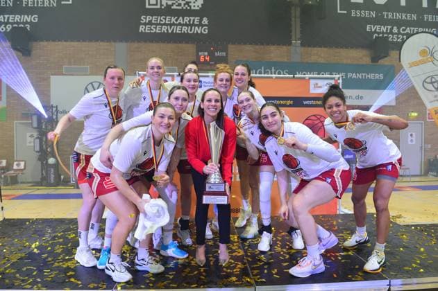 Bilder des Jahres 2023, Sport 03 März Sport Themen der Woche KW11 Sport Bilder des Tages Basketball - DBBL Top Four - Finale - GiroLive Panthers Osnabrück - TK Hannover am 19.03.2023 in Osnabrück Hannover feiert den Pokalgewinn *** Basketball DBBL Top Four Final GiroLive Panthers Osnabrück TK Hannover on 19 03 2023 in Osnabrück Hannover celebrates winning the cup BK