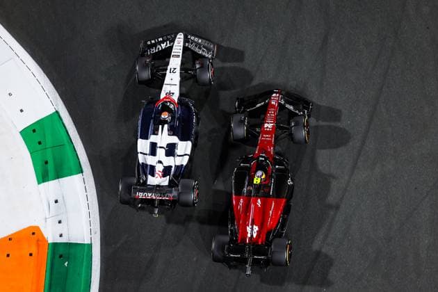 21 DE VRIES Nyck (ned), Scuderia AlphaTauri AT04, 24 ZHOU Guanyu (chi), Alfa Romeo F1 Team Stake C43, action during the Formula 1 STC Saudi Arabian Grand Prix 2023, 2nd round of the 2023 Formula One World Championship, WM, Weltmeisterschaft from March 17 to 19, 2023 on the Jeddah Corniche Circuit, in Jeddah, Saudi Arabia - F1 - SAUDI ARABIAN GRAND PRIX 2023 - RACE DPPI Panoramic 20230319_GOOD2310