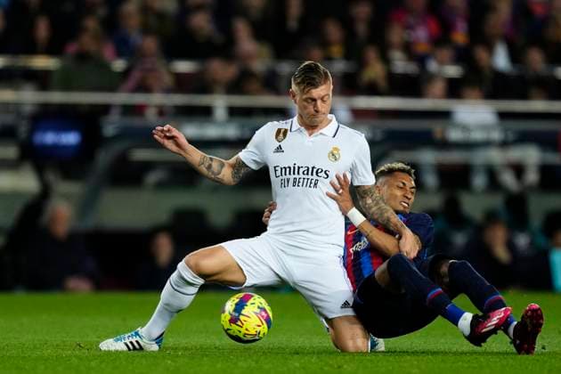 Sport Themen der Woche KW11 Sport Bilder des Tages FC Barcelona, Barca v Real Madrid CF - LaLiga Santander Toni Kroos central midfield of Real Madrid and Germany and Raphinha right winger of Barcelona and Brazil compete for the ball during the La Liga Santander match between FC Barcelona and Real Madrid CF at Spotify Camp Nou on March 19, 2023 in Barcelona, Spain. Barcelona Spain  Copyright: xJosexBretonx originalFilename:breton-fcbarcel230319_npyiK.jpg